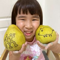 可能是 1 人、水果和文字的圖像