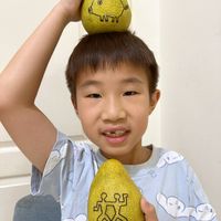 可能是 1 人、蘋果和梨子的圖像