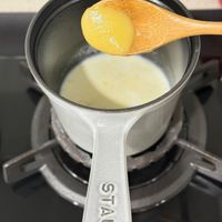 可能是起司火鍋、木湯匙和粥的圖像