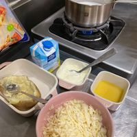 可能是起司火鍋、牧羊人派和水波蛋的圖像