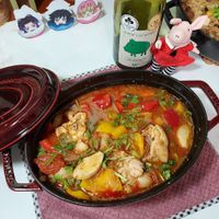 可能是西班牙大鍋飯、燉小牛膝和文字的圖像