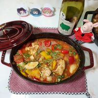 可能是西班牙大鍋飯、火鍋和文字的圖像