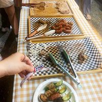 可能是 1 人、烤羊肉串和肉排的圖像