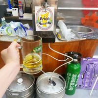 可能是啤酒、泡茶器和文字的圖像
