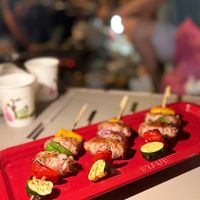 可能是壽司和顯示的文字是「 STAUB STAUB 」的圖像