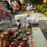 可能是 6 個人和烤羊肉串的圖像