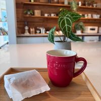 可能是咖啡杯和脆皮奶酥蛋糕的圖像