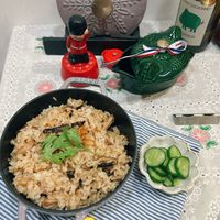可能是印度香料飯、豆腐、炒飯和顯示的文字是「 SNYAS ETIT COCHONNET COCHONNET VICNON MONO SWUB 炒油飯」的圖像