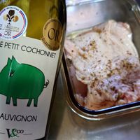 可能是顯示的文字是「 sélection DEMOSTAPDAS 70 Millions ZUSTA GUSTA DE ល្នុ TERNAN OR SUSTATEURS TEURS France LE PETIT GLBERT GILBER COCHONNET COCHONNET SAUVIGNON -Vco 」的圖像