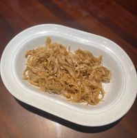 可能是義大利麵、炒麵、麵和鯷魚的圖像