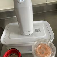 可能是咖啡機、飲料、泡茶器、矢車菊和顯示的文字是「送 ZWILLING ApHo 」的圖像