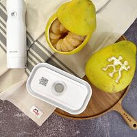 可能是梨子和顯示的文字是「 እ 炭 ZWILLING staub® A g ስዳ STAUB 」的圖像