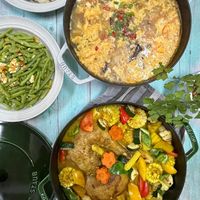 可能是燉小牛膝、豆腐、西班牙大鍋飯和北非小米飯的圖像