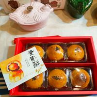 可能是港式點心、甜點、蛋黃和文字的圖像