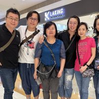 可能是 6 個人、微笑的人和文字的圖像