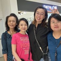 可能是 4 個人、微笑的人和文字的圖像