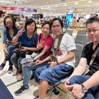 可能是 5 個人和文字的圖像