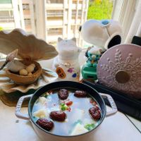 可能是草莓、甜點和文字的圖像