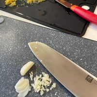 可能是食物和刀的圖像