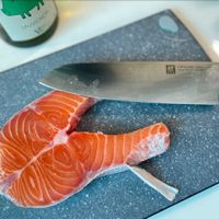可能是刀、生魚片和煙燻鮭魚的圖像