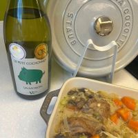 可能是顯示的文字是「 Salessias LLA IRA ရ ၂0၁၀၁ SUATS TA S OR LEPETIT LE PETIT COCHONNET SAUVIGNON Ve0o 」的圖像
