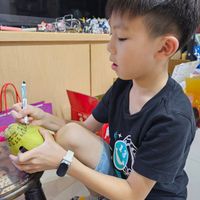 可能是 1 人、小孩、玩具和顯示的文字是「 anm) FARETA 5 S23 S23Ultra Ultra 2025/10/02下午10:21 2025 2025/10/02 下午10：21 」的圖像