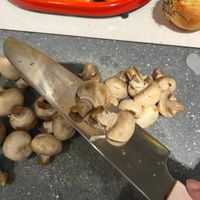 可能是香菇和刀的圖像