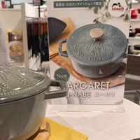 可能是泡茶器和顯示的文字是「茶 直営店 直営店・公式オンラインショップ限定 公式オンラ インショップ限定 HOGN staub E HAm >>>>> STAUB New ARGARET J-NABE I-NABEユーカリ ユーカリ」的圖像