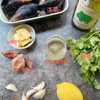可能是‎顯示的文字是「 ‎SUAUBI OF OR ona ب ติว PETIT COCHONINE 淡菜 SAUVICNON Leoo 餐鹽奶油 香草 南法小猪白道 晒薰頭 菜萌 檸檬‎」‎的圖像