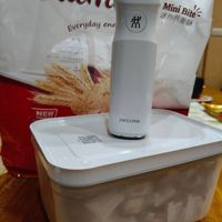 可能是燕麥餅乾和顯示的文字是「 Oatm naca Everyday ene m 盛 Mini 迷你快姜味 MiniBié Bite 迷你燕麥酥 ZWILLING 」的圖像