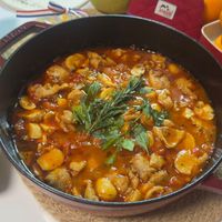 可能是西班牙大鍋飯、燉小牛膝和顯示的文字是「 staab AETIT COCHONNET 학 MIGNON Coo 」的圖像