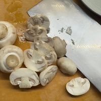 可能是香菇和刀的圖像