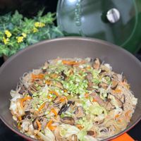 可能是義大利麵、炒麵、拉麵、香菇、麵和顯示的文字是「 FAng EΑρ9 」的圖像