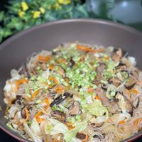 可能是炒麵、拉麵、麵、香菇和顯示的文字是「 FANIFANg FAng FAng 」的圖像