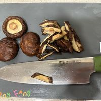 可能是刀、香菇和文字的圖像