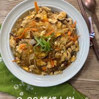 可能是拉麵、炒麵、麵、豆腐、義大利麵和顯示的文字是「 SUT2S 9 9-33 9-33媽蟻上樹」的圖像