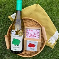 可能是葡萄酒和顯示的文字是「 Milire OR OR CASEIT LEPETIT COCHONNET LEPETITCOCHONNET LE PETIT COCHONNET SAUVIGNON 0001 WA - SANERNET AUVICNION TETON NO 」的圖像