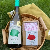 可能是顯示的文字是「 ๙๖ Maons OR GIBERT& GEBERTSOANAE AELAD LE PETIT COCHONNET LE PETITCOCHONNET PETIT COCHONNET SAUVIGNON V. Vco_ Pco CABERNET SAUVIGNON LP0o Poo 」的圖像