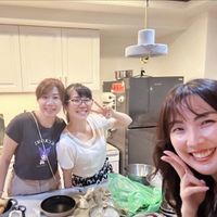可能是 3 個人、火鍋和文字的圖像