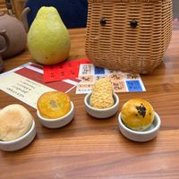 可能是舒芙蕾、水果塔、梨子和文字的圖像