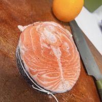 可能是生魚片和煙燻鮭魚的圖像