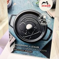 可能是顯示的文字是「 staub enFrance France en HESTEFFINID ት MASTE STERIIN MAS SISTERIANO ERMIND WORLD WORL MASTERMIND SPE SPECIALCO SPECIALCOLLABORATION BORATION COCOTTE SECIALCOLLABORATION χ STAUB MADE MADEINFRANCE IN FRANCE 国内限定発売 発売」的圖像