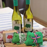 可能是大象、犀牛和顯示的文字是「 OL জ PETIT PETITCOCHONNE EnY LEPETIT LEPENTCOCHONNET ETIT COCHONNET UN SAUVIGNON LEPETIT LEPETITCOCHONNET COCHONNET TN SAUMGNG CABERNET SAUMONG SALVI Ao 」的圖像