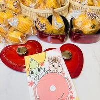 可能是椰子馬卡龍、蛋糕、半圓形餡餅和文字的圖像