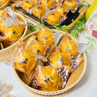 可能是巴布卡麵包、半圓形餡餅和椰子馬卡龍的圖像