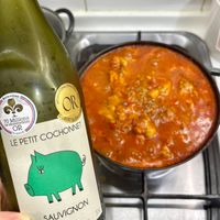 可能是顯示的文字是「 Seleetion OR 70 DEDİGUSTATE Millions DIGUSTATEURS Millions GILBERT CLSENISCAN GAMLARO OR OR rance LE PETIT COCHONNET oe SAUVIGNON SAUVIGNON Veco Pco 」的圖像