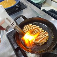可能是水果塔、火和鬆餅機的圖像