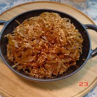 可能是炒麵、麵、義大利麵和顯示的文字是「 STAUB 23 」的圖像