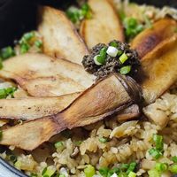 可能是西班牙大鍋飯、炒飯和香菇的圖像