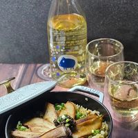 可能是葡萄酒、燉小牛膝、香菇和文字的圖像